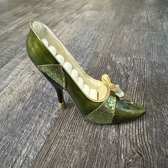 Beautiful Green High Heel Ring Display - Picture 4 of 7